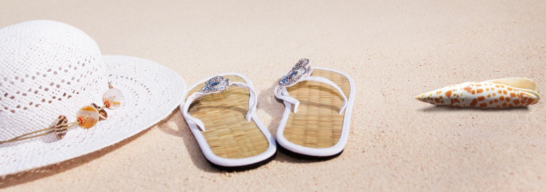 Strand mit Meer im Hintergrund