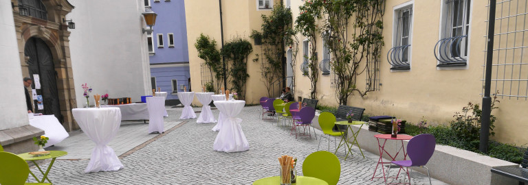 Neu gestalteter Kirchplatz mit bunten Stühlen