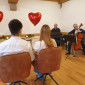 Ein junges Paar lauscht der Musik