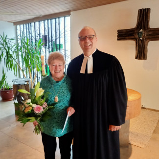 Annemarie Scholz mit Dekan Thomas Guba