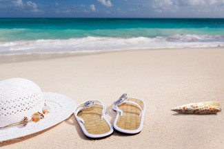 Strand mit Meer im Hintergrund