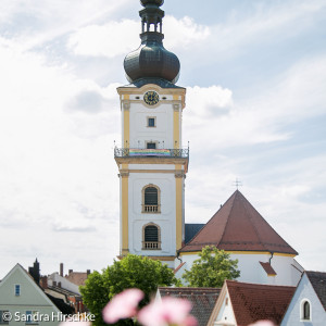 Turm von St.Michael mit Blumen im Vordergrund